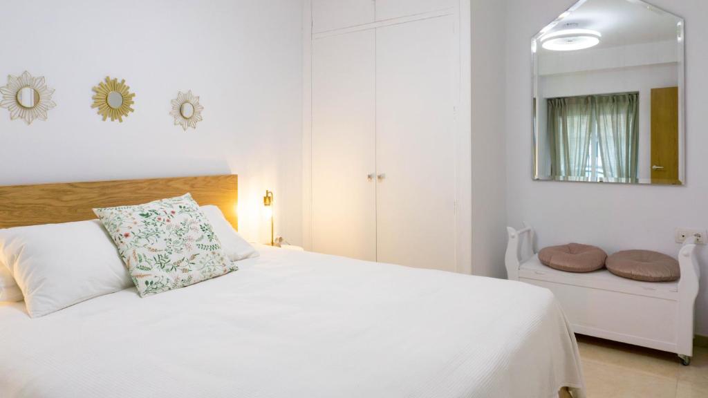 Łóżko lub łóżka w pokoju w obiekcie Apartment Caleta Beach Málaga