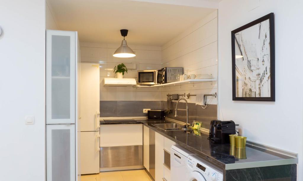 Kuchnia lub aneks kuchenny w obiekcie Apartment Caleta Beach Málaga