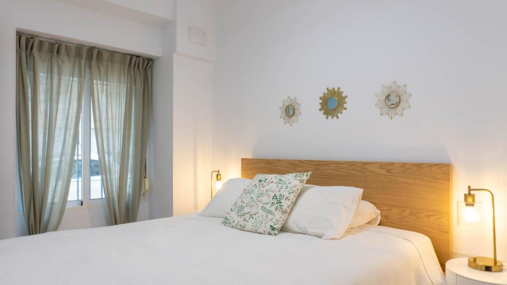 Łóżko lub łóżka w pokoju w obiekcie Apartment Caleta Beach Málaga