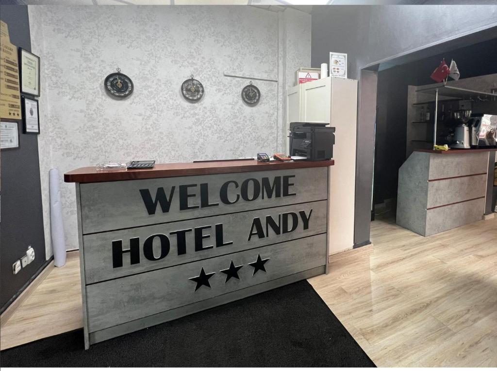 un panneau indiquant l'accueil dans un hôtel andasy dans l'établissement Hotel Andy, à Bucarest