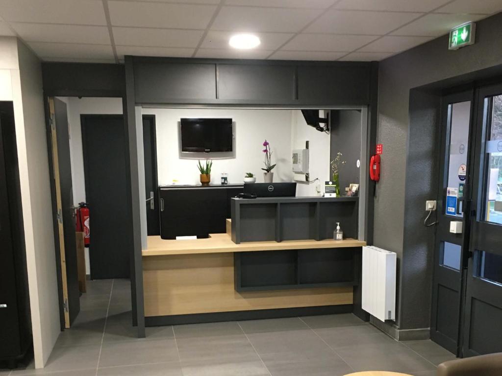 TV a/nebo společenská místnost v ubytování B&B HOTEL Le Tréport Friville