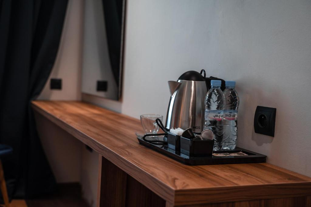 Příslušenství pro přípravu čaje a kávy v ubytování Le M Hôtel