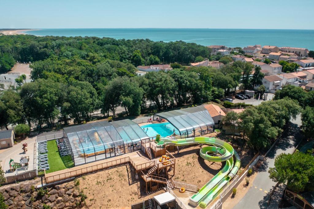 uma vista sobre um parque aquático com um escorrega aquático em Camping Le Petit Rocher em Longeville-sur-Mer