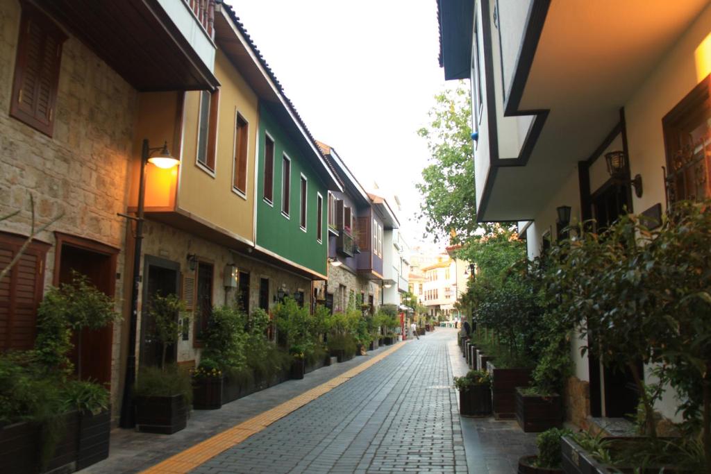 eine Kopfsteinpflasterstraße mit Gebäuden und Pflanzen in der Unterkunft Villa Emel in Antalya