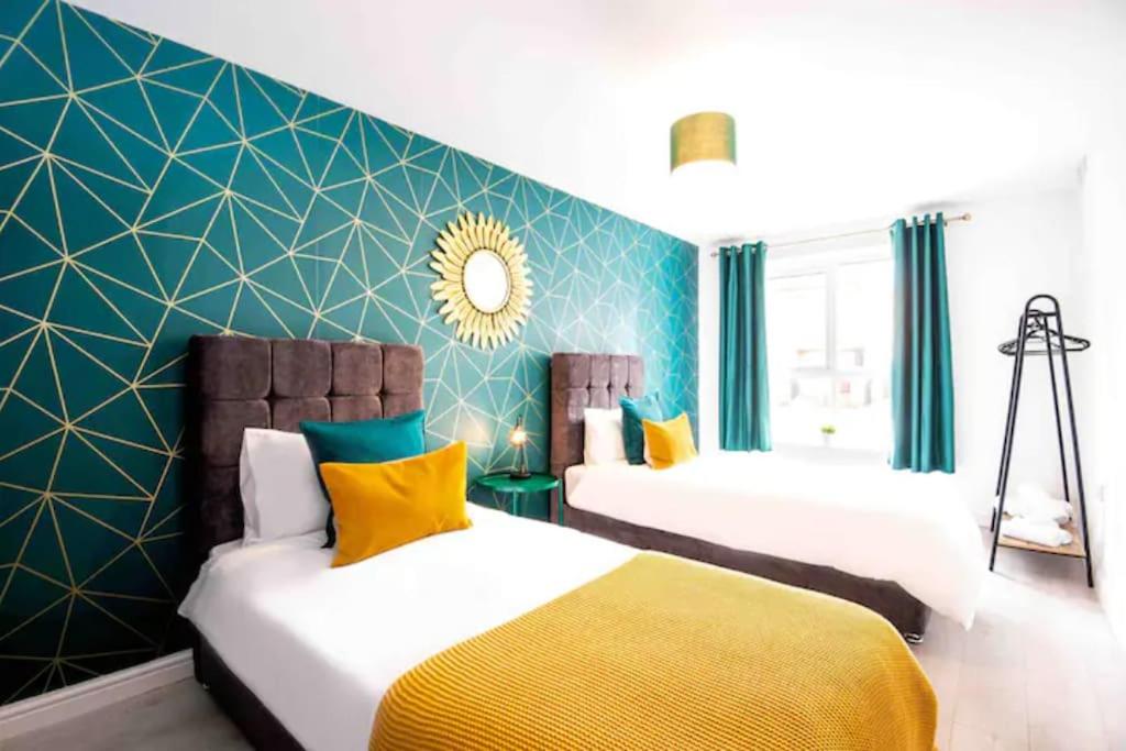 Postel nebo postele na pokoji v ubytování Spacious 5 Bedroom Home Hosted By MCR Dens