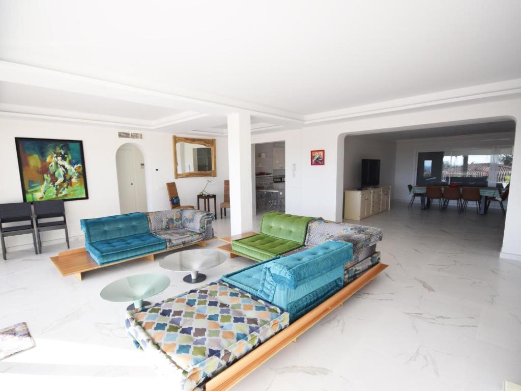 ein Wohnzimmer mit 2 Sofas und einem Tisch in der Unterkunft Villa Marbella in Marbella