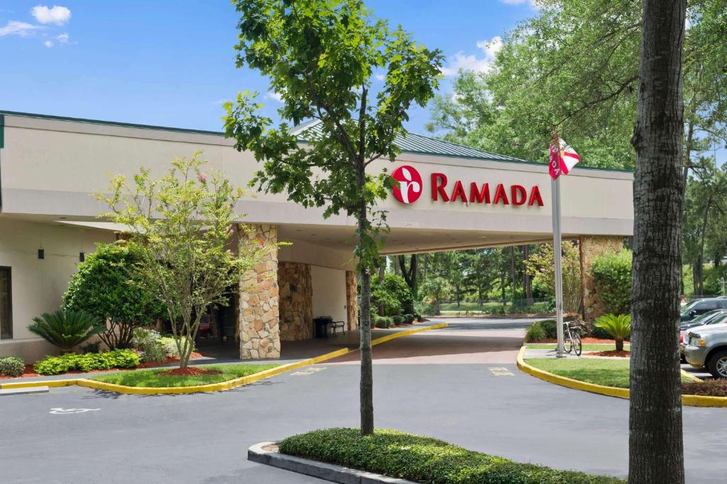 una rappresentazione di un edificio ospedaliero Rammada di Ramada by Wyndham Jacksonville Hotel & Conference Center a Jacksonville