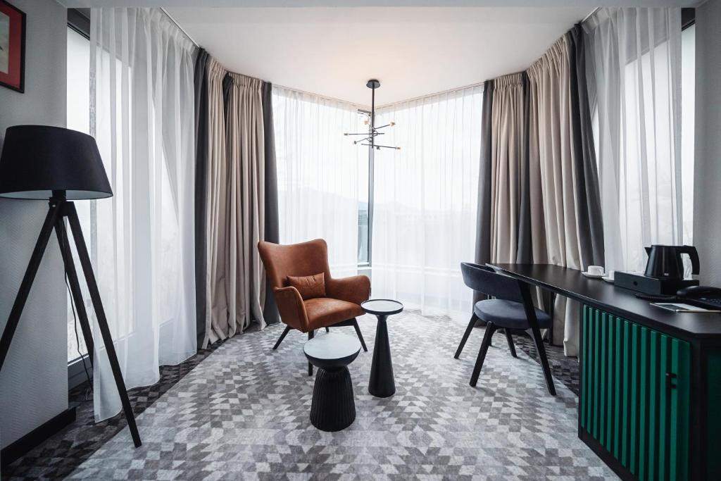 Ein Sitzbereich in der Unterkunft Rysy Boutique Hotel