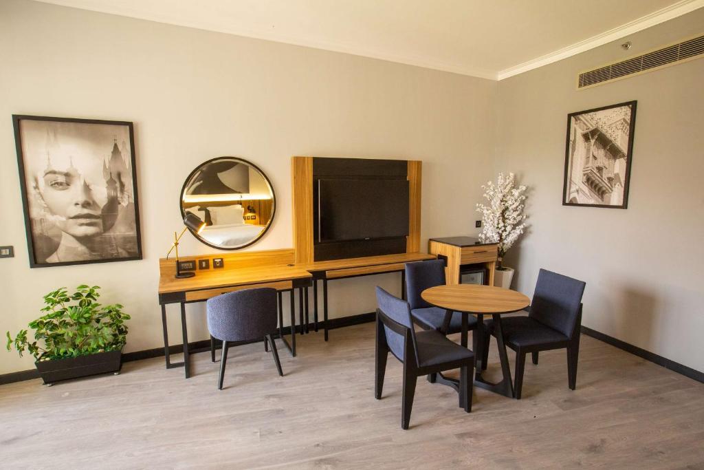 A television and/or entertainment centre at Radisson Blu Hotel & Convention Center, Alexandria