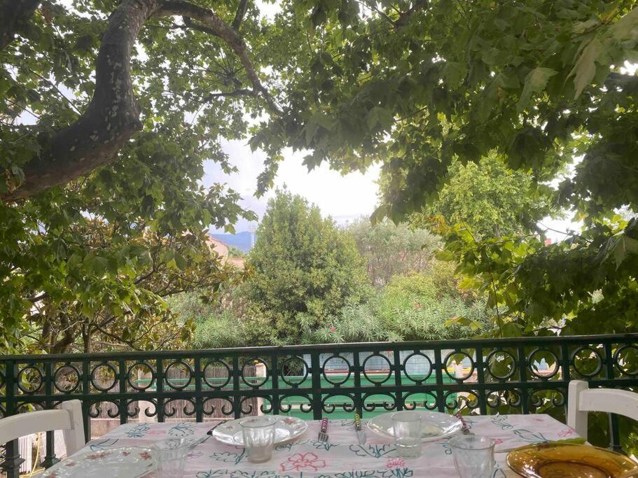 a table with plates of food on top of a fence at Nice flat terrace big garden 10min beach'n'center in Argelès-sur-Mer