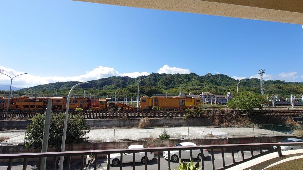 Vista generica sulle montagne o vista sulle montagne dall'interno dell'affittacamere