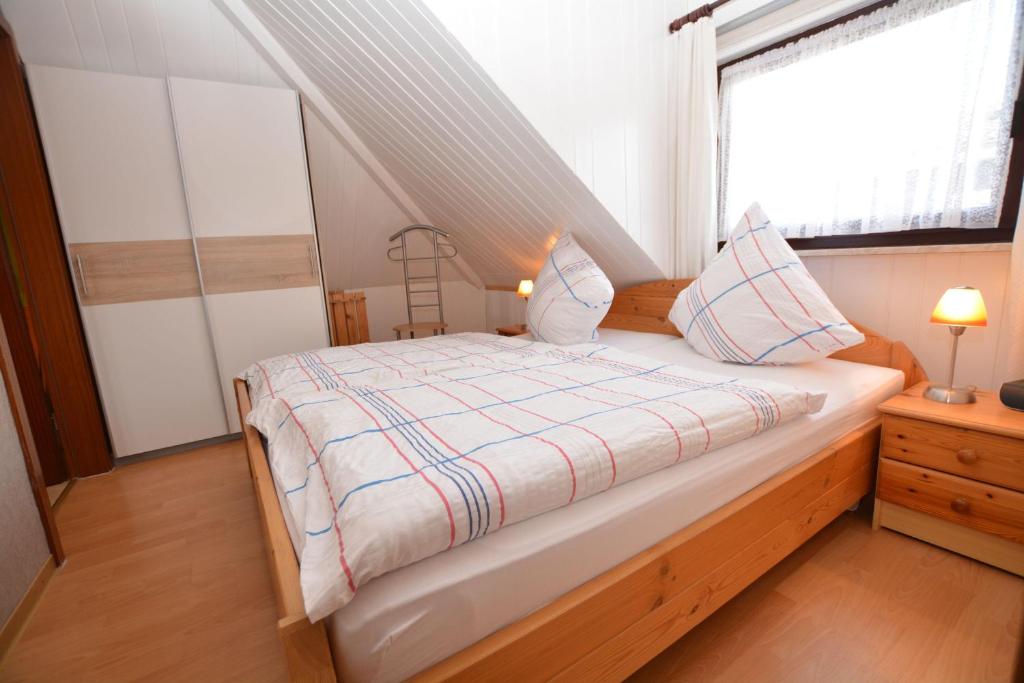 ein Schlafzimmer mit einem Bett und einem großen Fenster in der Unterkunft Haus Lily Nr. 03 in Büsum