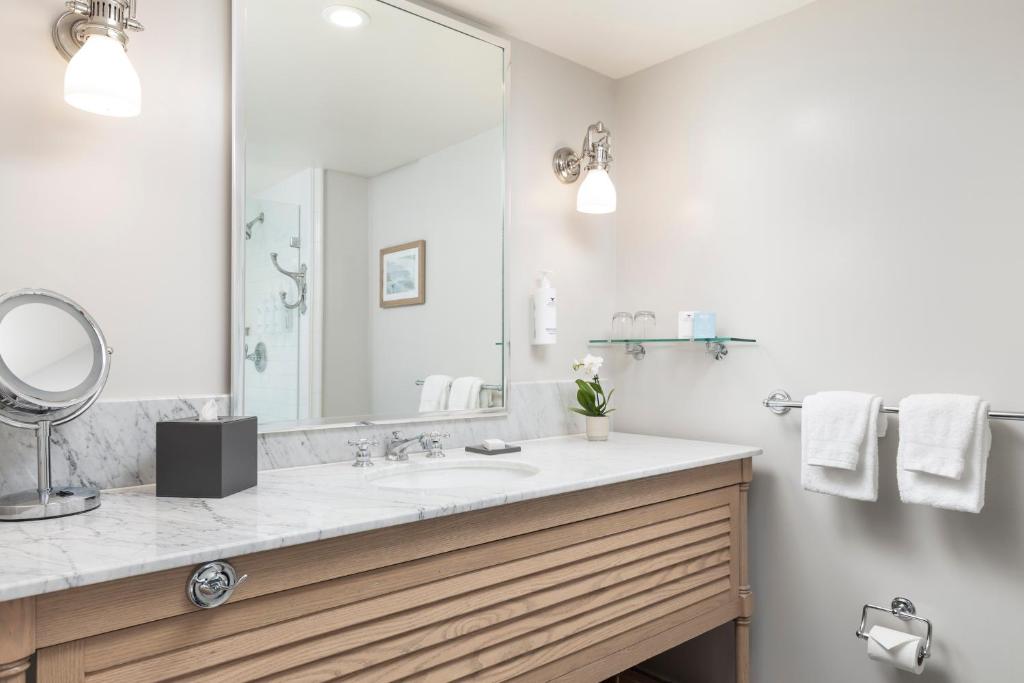 Portola Hotel & Spa - Queen Room With Partial View