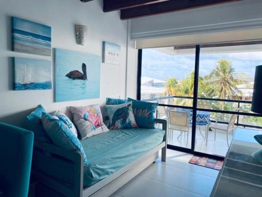 sala de estar con sofá y vistas al océano en Edificio Bay Point Apto 402 Punta Hansa, en San Andrés