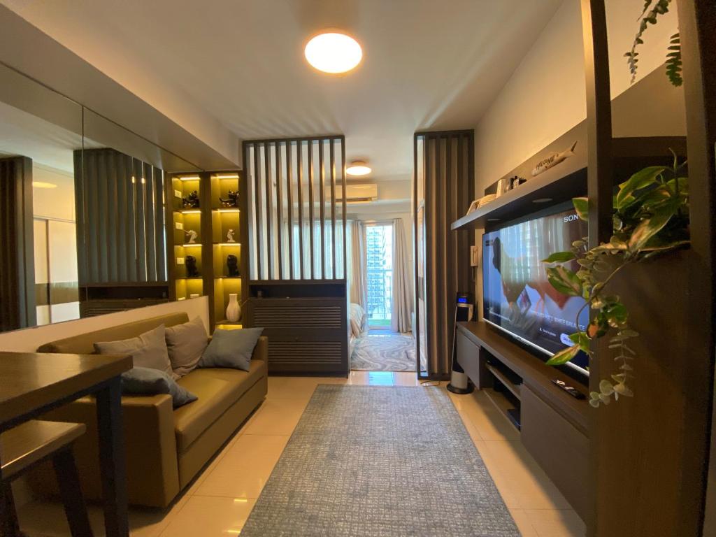Luxury Condo with Pool View at Shell Residences