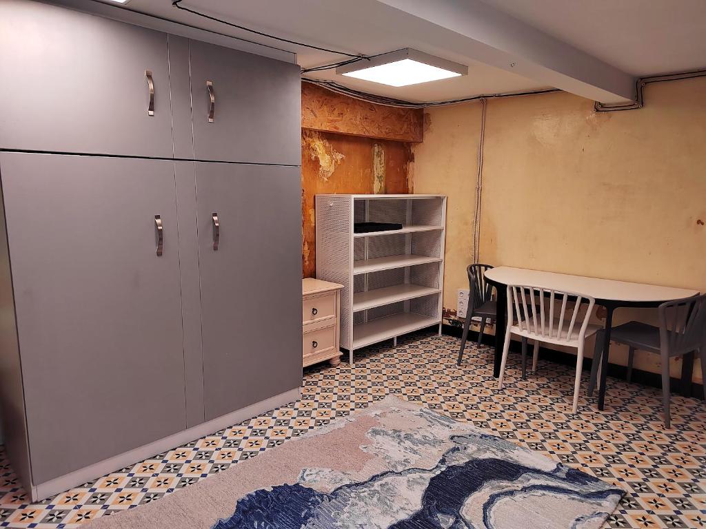 un bureau avec une table et un bureau et une table dans l'établissement Appartement moderne à Béziers avec terrasse commune - 40 m², à Béziers