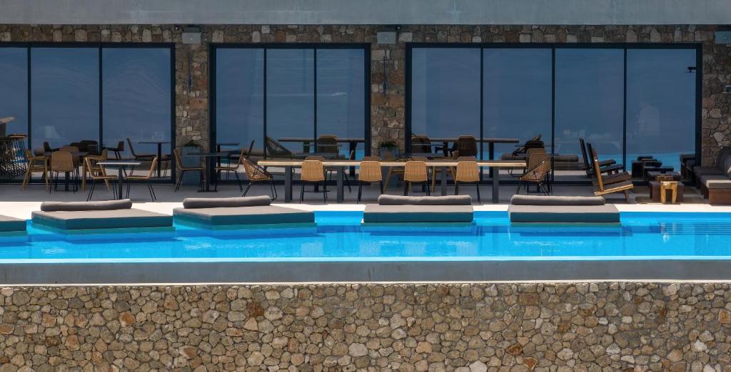 Bazén v ubytování ​Le Grand Bleu Resort nebo v jeho okolí