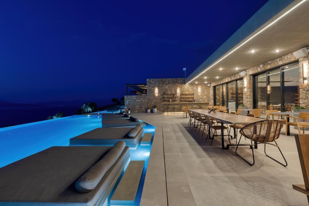 Bazén v ubytování ​Le Grand Bleu Resort nebo v jeho okolí