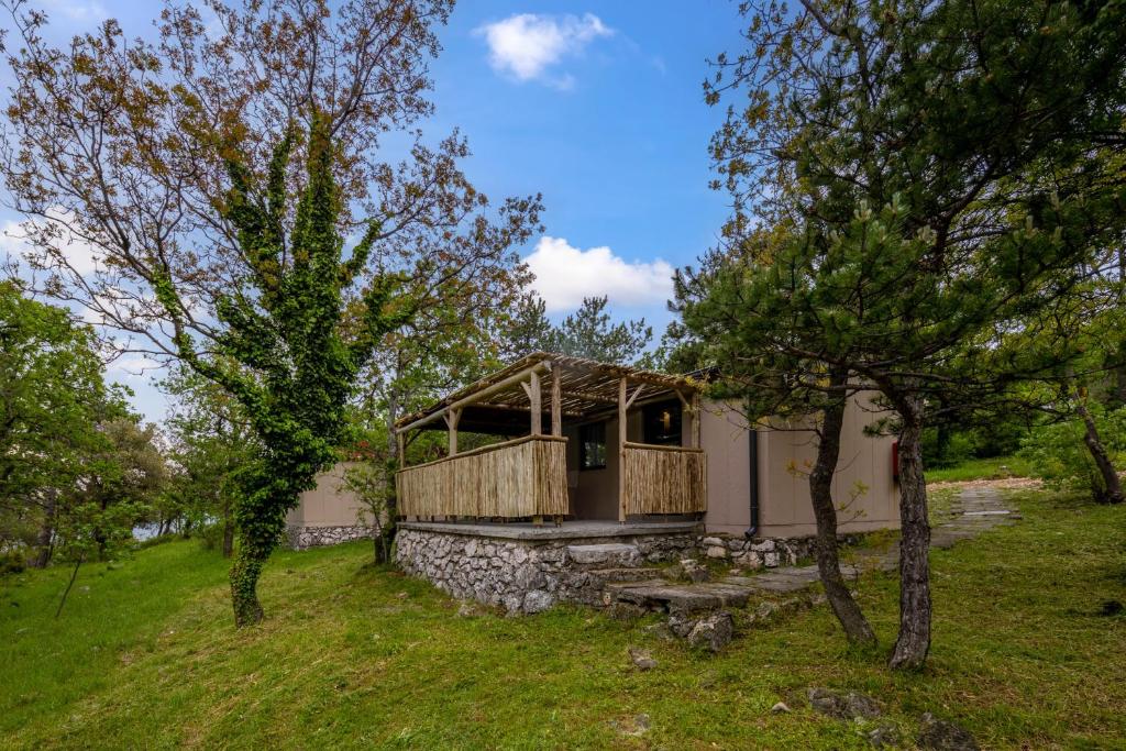 una casa en medio de un campo con árboles en Holiday Homes Kačjak en Dramalj