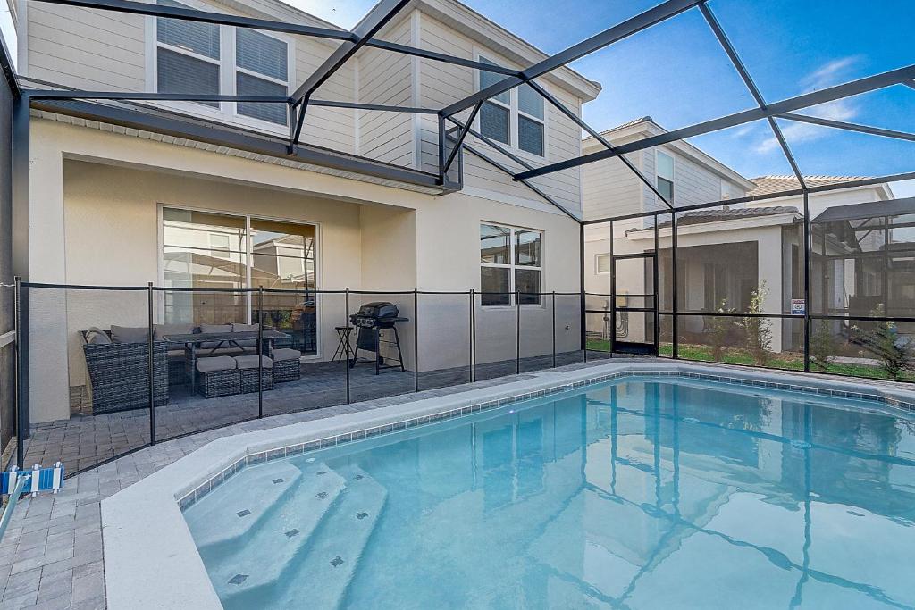 uma piscina em frente a uma casa em luxury new 5 bedroom solterra resort close to disney em Davenport