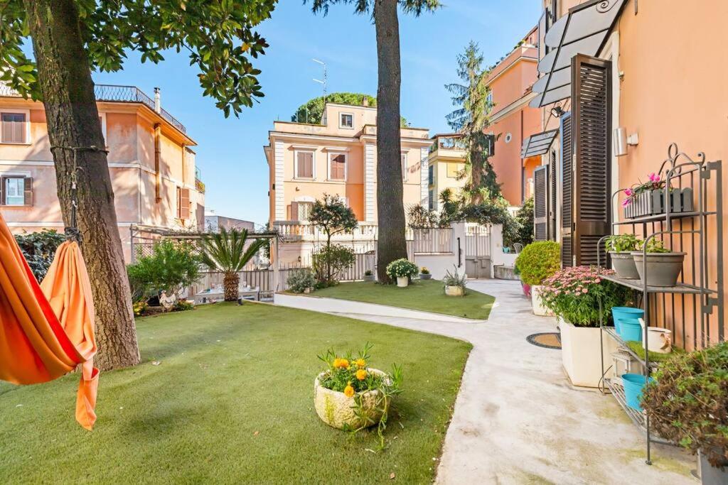 an apartment yard with a lawn with a basket of flowers at Casa Doria by Burghesius in Rome