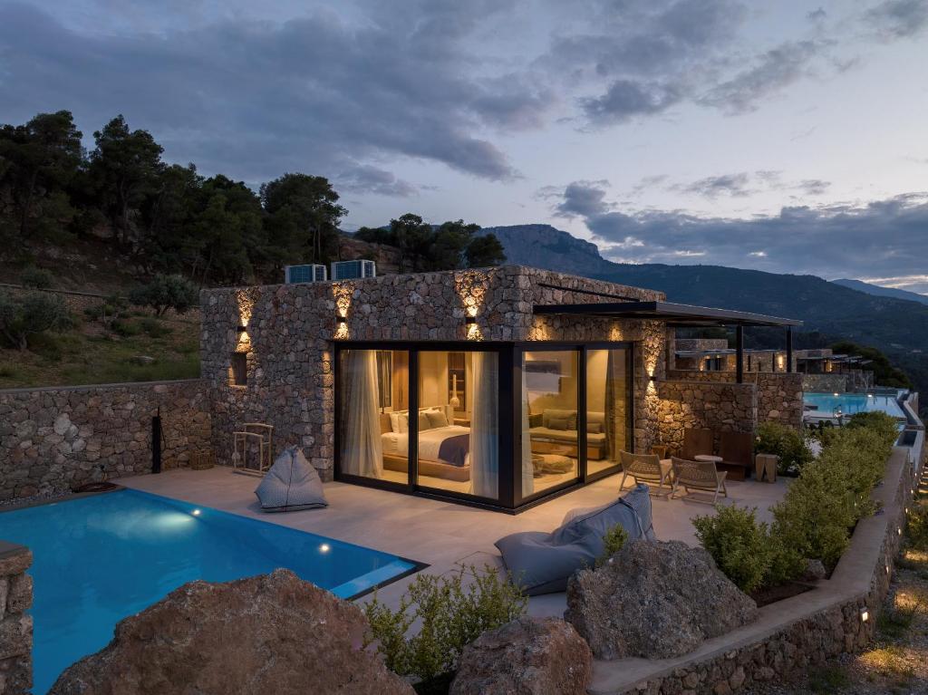 Bazén v ubytování ​Le Grand Bleu Resort nebo v jeho okolí