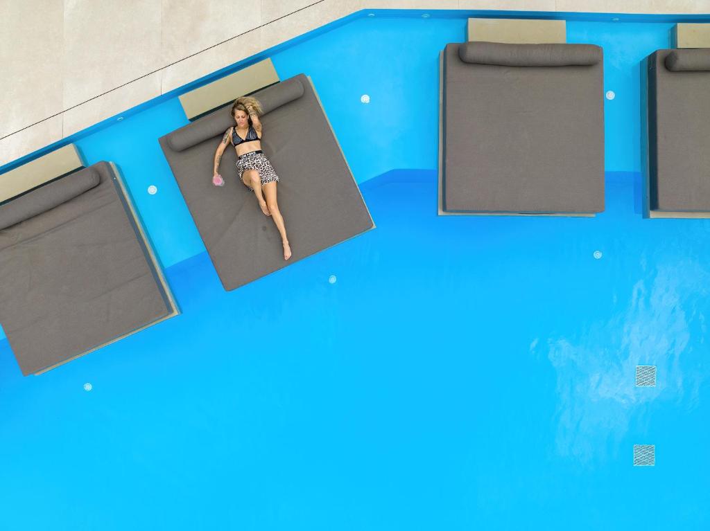 Bazén v ubytování ​Le Grand Bleu Resort nebo v jeho okolí