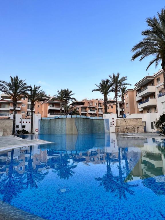 Piscina a Iris Village o a prop