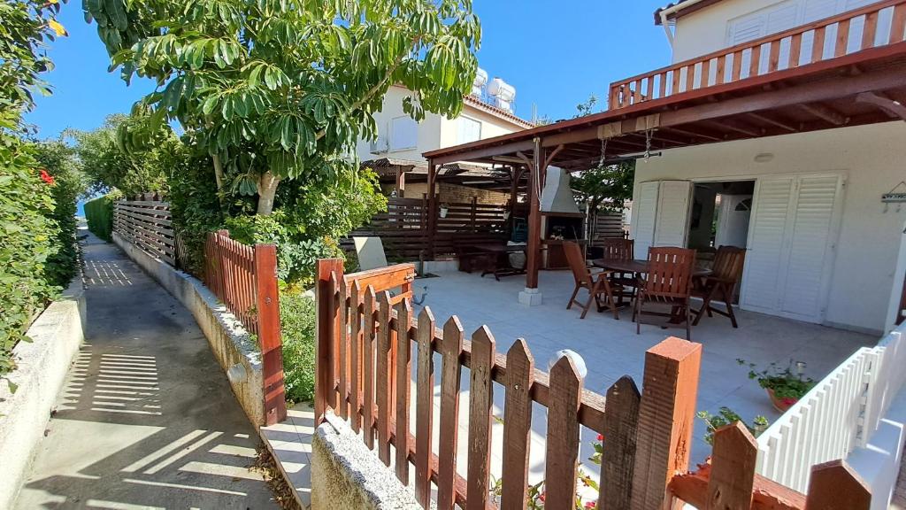ogrodzenie przed domem z patio w obiekcie Relaxing Seaside Manors w Larnace