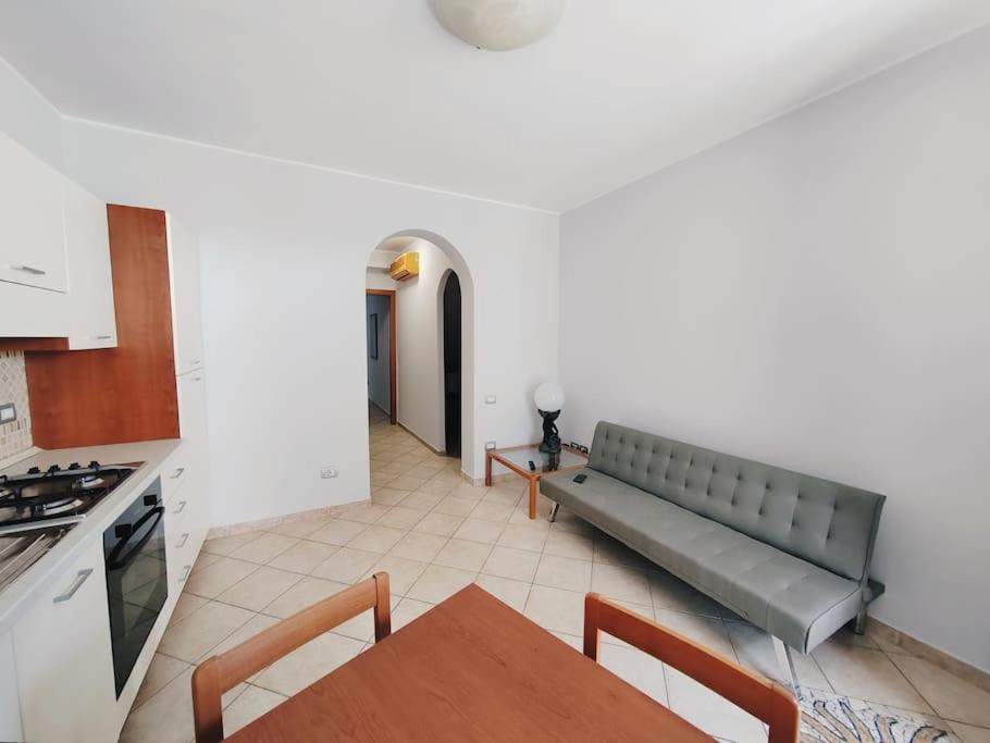 uma cozinha com um banco no meio de uma sala em Appartamento Casa Bruno em Porto SantʼElpidio
