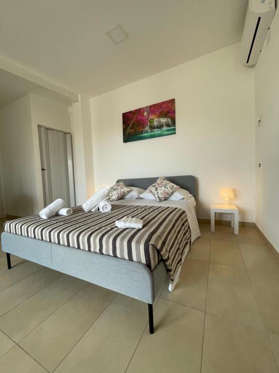 -DIMARTINO HOME- A10minutidaMARZAMEMI - Doppelzimmer Mit Balkon (2 Erwachsene + 1 Kind)