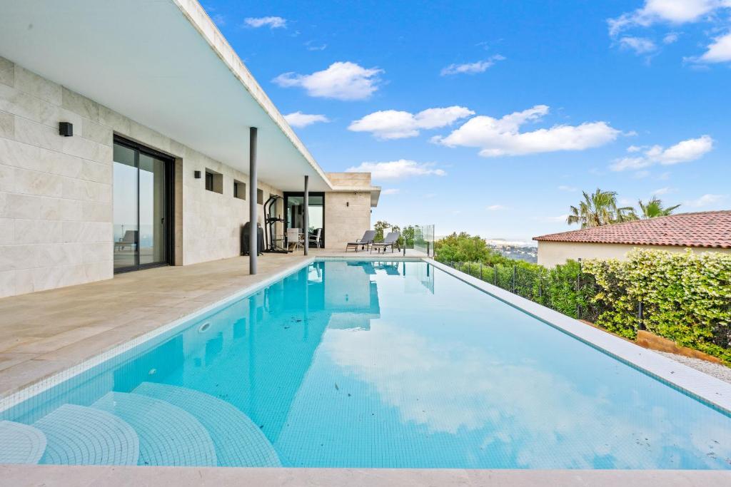 - une piscine dans une villa avec eau bleue dans l'établissement Villa de Lujo Welcs PDA 073 con Piscina y Vistas al Mar, à Platja d'Aro