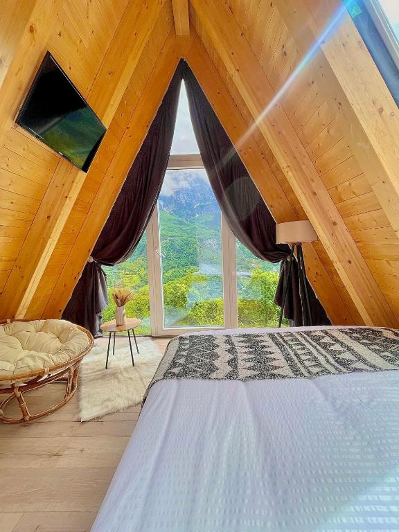 Nespecifikovaný výhled na hory nebo výhled na hory při pohledu z hotelu