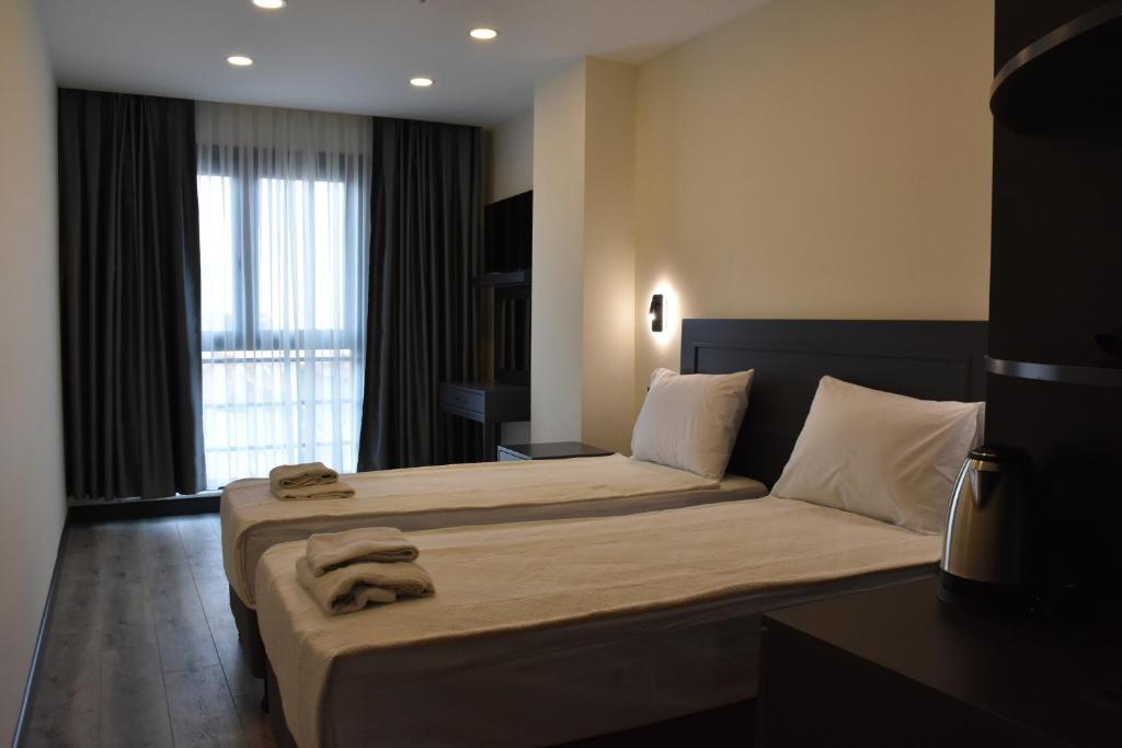 Postel nebo postele na pokoji v ubytování Shishly Palace Hotel