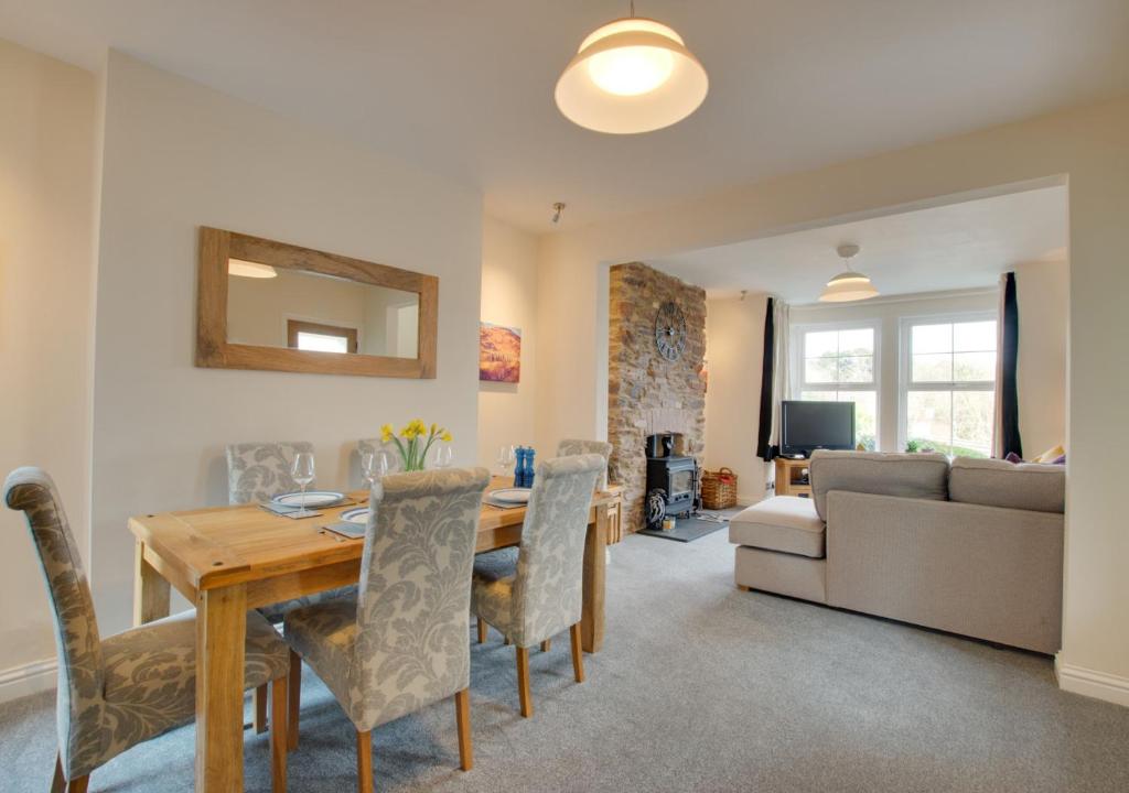 Number 2 Townstal, Dartmouth (updated prices 2024)