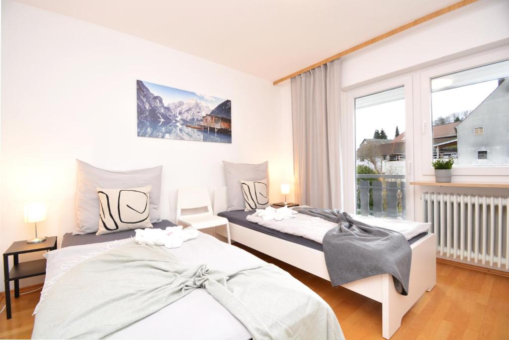 2 camas en una habitación con ventana en ROH02-RI Apartment in Rohr, 