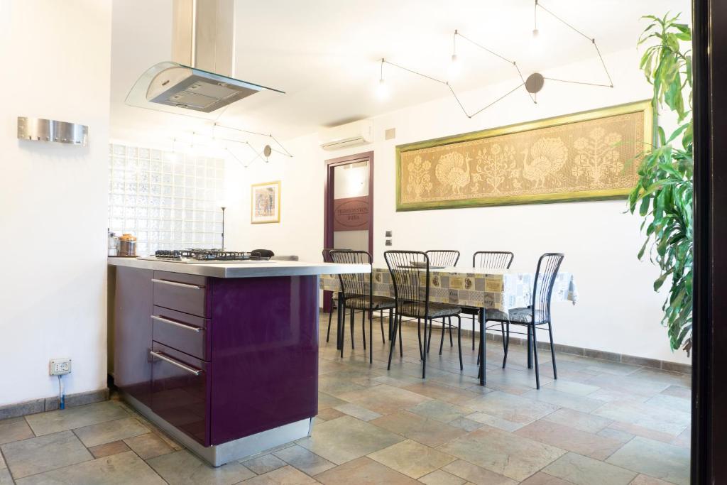 kuchnia i jadalnia ze stołem i krzesłami w obiekcie Casa Marilla w Weronie