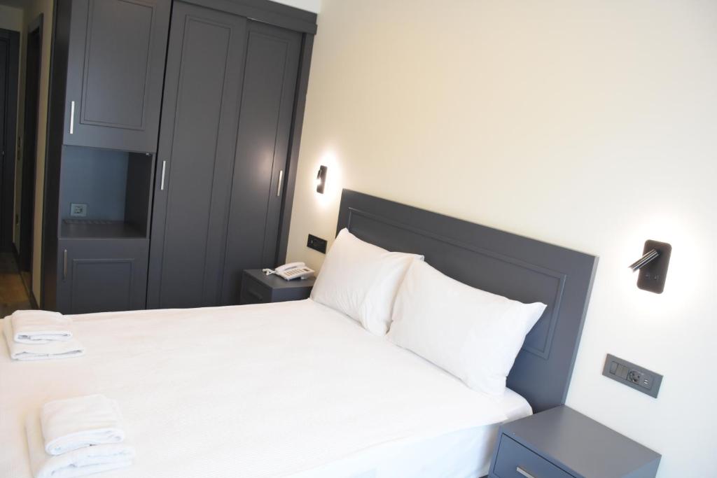 Postel nebo postele na pokoji v ubytování Shishly Palace Hotel