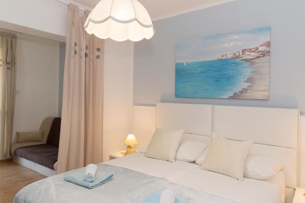 ein weißes Schlafzimmer mit einem Bett und einem Sofa in der Unterkunft Porto del Mar Medulin B & B in Medulin
