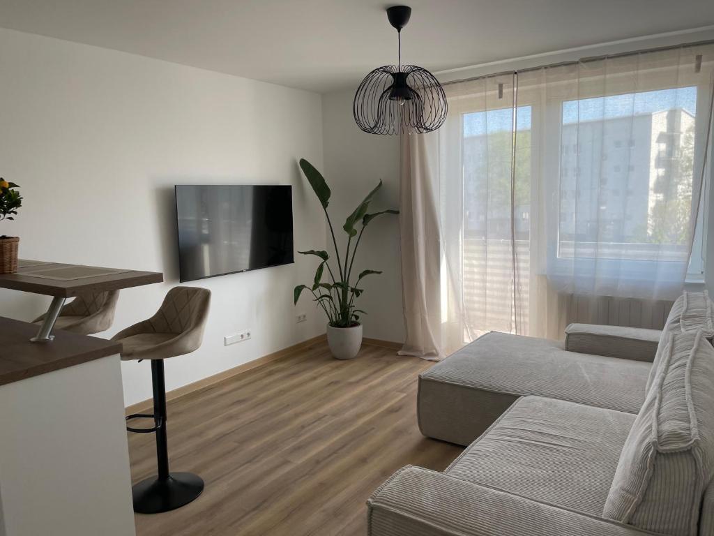 a living room with a couch and a flat screen tv at Neue stilvolle 2-Zimmer Wohnung im Zentrum von Wolfsburg in Wolfsburg