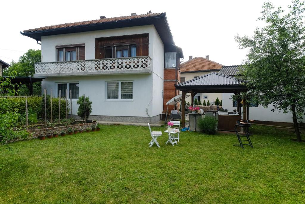 a yard with two chairs and a house at The Cosmic Gate 3 in Biskupići