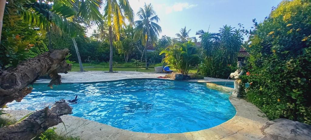 Bazén v ubytování Matahari Inn Kuta Lombok nebo v jeho okolí