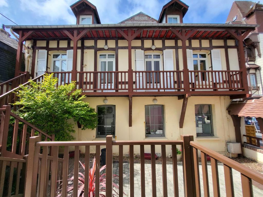 Casa grande con terraza de madera en el balcón en Chambres d'Hôtes La petite Salamandre, en Étretat