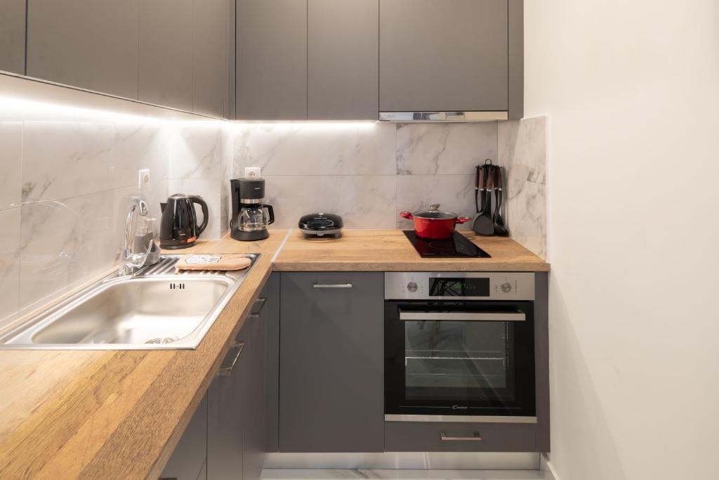 A kitchen or kitchenette at Anassa 2 City Center Apartment