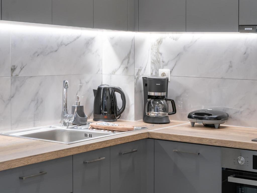 A kitchen or kitchenette at Anassa 2 City Center Apartment