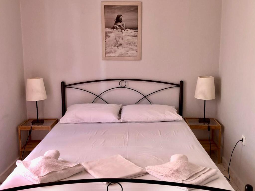 Postel nebo postele na pokoji v ubytování Mina Apartments 4 Nea Kallikrateia
