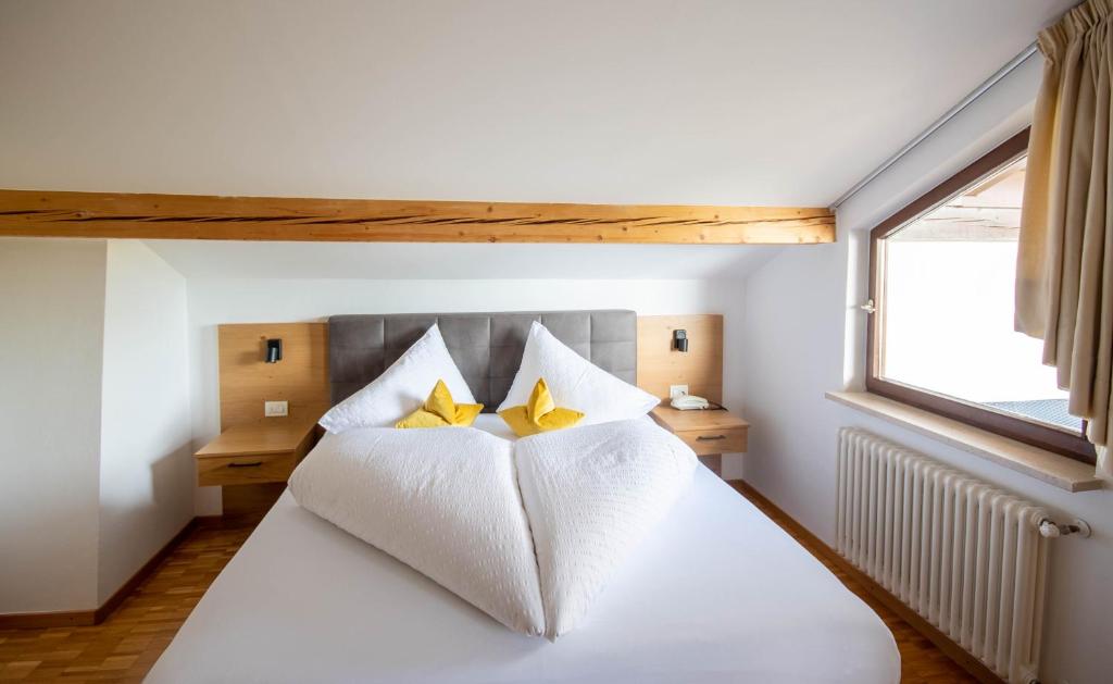 Postel nebo postele na pokoji v ubytování Hotel Tiroler Kreuz