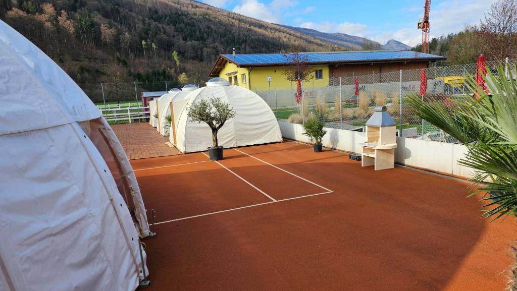 Tenis a/nebo squash v ubytování fitneXX Zelt-Dorf nebo okolí