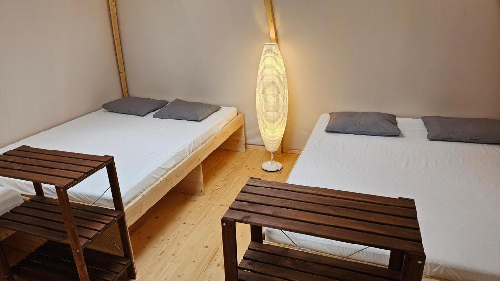 Postel nebo postele na pokoji v ubytování fitneXX Zelt-Dorf