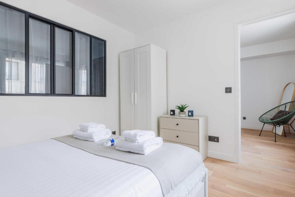 Postel nebo postele na pokoji v ubytování Serene apartment 6P 2BR - Puteaux La Défense